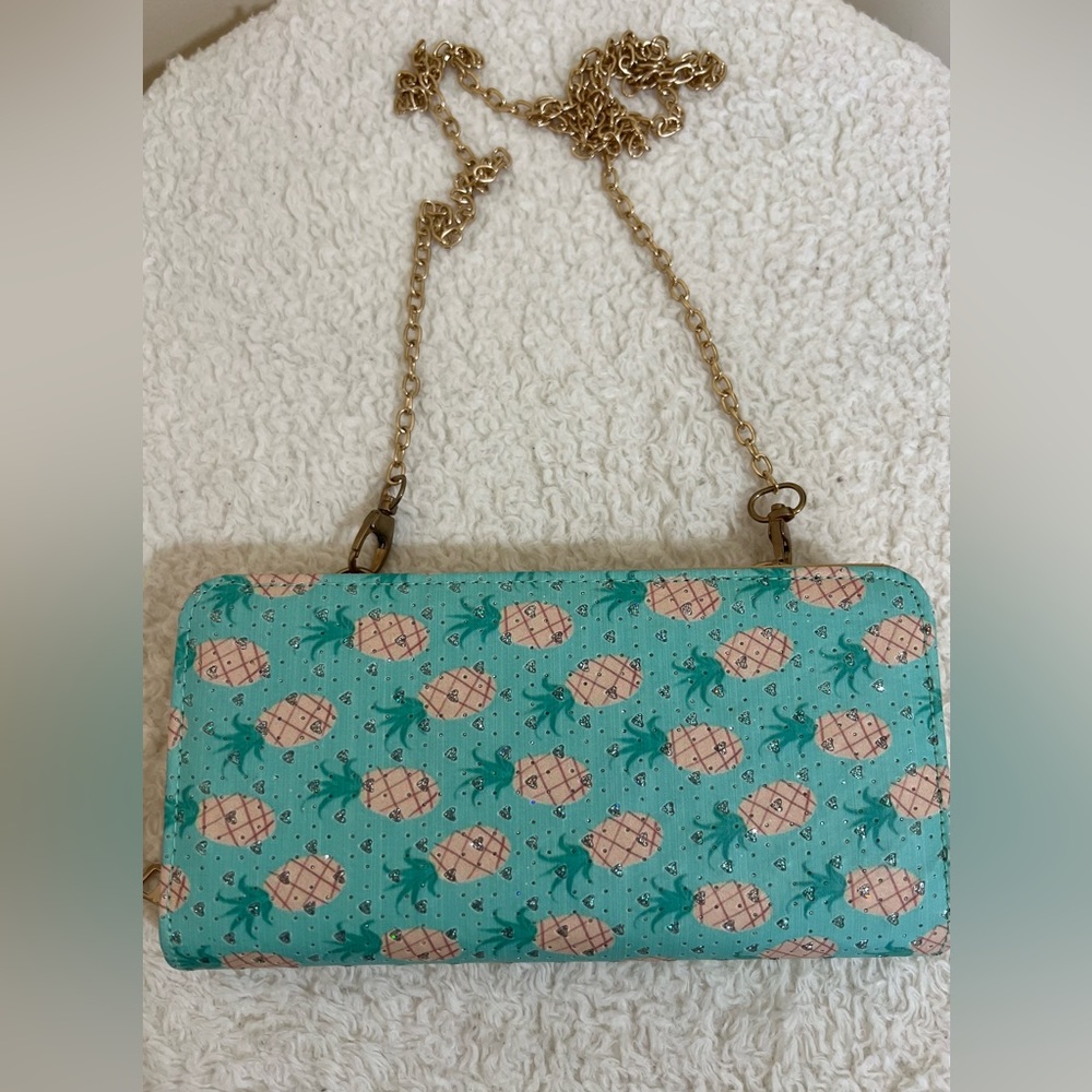 Pineapple clutch